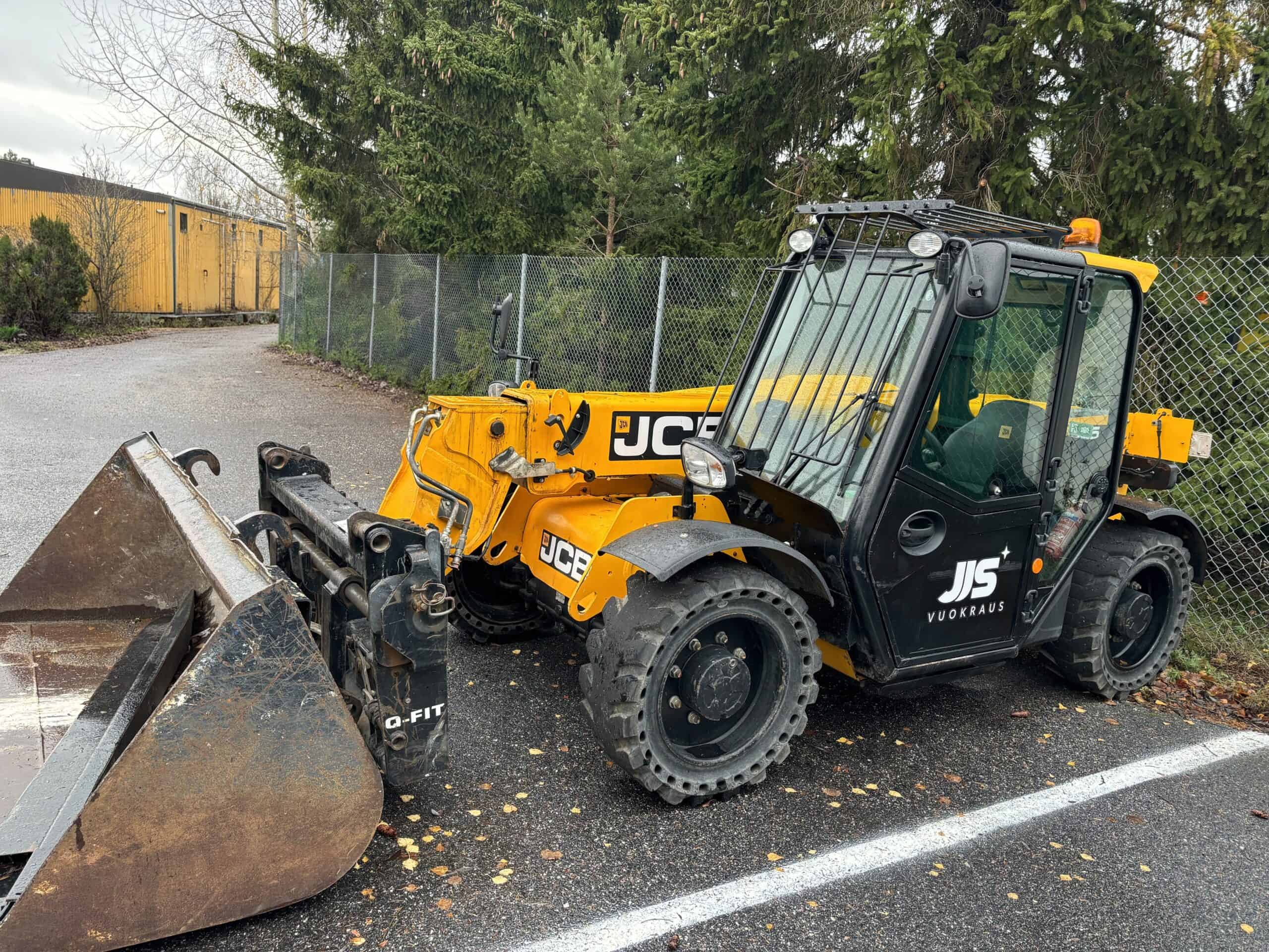 JCB kuormaaja työmaalla, tehokas ja monipuolinen rakennuskone ulkotyöskentelyyn.